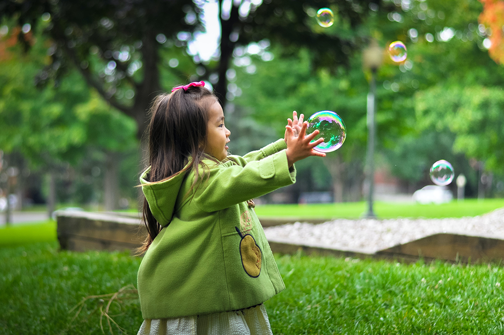 Kind Umwelt Seifenblase spielen